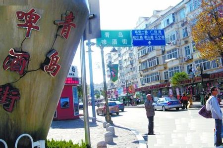青島有哪些風景名勝?。?></a></p>

<p>★ 嶗山風光游：</p>
<p>嶗山的旅游線路及部分景點：</p>
<p>目前嶗山游覽線路共有四條其中陸路三條（南線，東線，中線），水路一條。</p>
<p>1、南線：由香港東路或東海東路向東經(jīng)沙子口，登贏，流清河奔太清宮，主要游覽太清景區(qū)。如果時間允許，可再去上清景區(qū)或去巨峰景區(qū)；也可去棋盤石景區(qū)。此條游覽路線距離近，可觀幾個著名景點，并可當天輕松往返。一般旅行社能安排走這條線，也是最繁忙的嶗山旅游線路。</p>
<p>乘坐旅游專線車或幾個包乘出租車十分方便，可減輕登山之勞累。如乘104路，113路，304路公交車也可游覽此線。</p>
<p>景點特色：太清宮為道教圣地，巨峰可看海上日出等三大自然奇觀。</p>
<p>2、東線：由李滄區(qū)李村出發(fā)，先向北轉(zhuǎn)東，經(jīng)惜福，王哥莊到仰口主要游覽仰口景區(qū)，如果早晨出發(fā)時間較早，游覽行程緊湊，剩余時間較多，可向南游覽棋盤石景區(qū)或直奔太清景區(qū)由南線返回。</p>
<p>根據(jù)同行人員數(shù)量，包乘中巴車或出租轎車，一日內(nèi)可游完東線和南線主要景點。若乘123路，312路，106路公交車，一般只能游覽東線。</p>
<p>景點特色：海濱可住宿度假，景區(qū)怪石林立，洞窟較多。</p>
<p>3、中線：也是由李滄區(qū)李村出發(fā)，向東經(jīng)北龍口轉(zhuǎn)北，經(jīng)北宅，烏衣巷赴北九水景區(qū)。若時間允許，此線可于途中游覽華樓景區(qū)；亦可驅(qū)車經(jīng)柳樹臺攀巨峰，步行過潮音瀑亦可達巨峰。由大嶗觀可轉(zhuǎn)赴仰口景區(qū)。</p>
<p>可包乘出租車或乘107路，110路，311路，365路公交車抵達。</p>
<p>景點特色：“九水十八潭”風景迷人，沿途山峽奇秀，清流迂回，水作龍吟，石同虎踞，峭壁危巖，觸目皆是，音樂圖畫，兼而有之。</p>
<p>4、水路：由青島灣旅游碼頭乘船游覽海上風光，在太清灣登陸，主要游覽太清，上清景區(qū)。</p>
<p>景點特色：海上觀賞這座被譽為“海上名山第一”的世外桃源，留給人們韻味清新而悠長感覺。</p>
<p>★ 療養(yǎng)度假游：度假療養(yǎng)泡溫泉。</p>
<p>游覽景點：＿城際快客＿華山國際鄉(xiāng)村高爾夫俱樂部＿城際快客＿即墨溫泉療養(yǎng)區(qū)＿城際快客＿仰口療養(yǎng)度假區(qū)＿城際快客＿薛家島旅游度假區(qū)＿城際快客＿田橫島旅游度假區(qū)。（用時：自己說了算）</p>
<p>方式：極慢</p>
<p>★ 鄉(xiāng)村生態(tài)游：趕海、采摘蔬菜水果，品嘗農(nóng)家宴。</p>
<p>游覽景點：＿公交＿北宅生態(tài)旅游區(qū)＿公交＿山色峪生態(tài)旅游區(qū)＿公交＿紅島休閑漁村＿公交＿紅島趕海園＿城際快客＿青島蔬菜科技示范園＿城際快客＿產(chǎn)芝湖生態(tài)旅游區(qū)＿＿城際快客＿大澤山風景名勝區(qū)＿城際快客＿臥龍山莊旅游生態(tài)園。（用時：至少4天）</p>
<p>方式：中速</p>
<p>★ 遠郊登山游：青島遠郊縣市的山峰也是風景如畫，其中大澤山、大珠山、小珠山風景最美。</p>
<p>游覽景點：＿城際快客＿鶴山風景區(qū)＿城際快客＿大澤山風景名勝區(qū)＿城際快客＿天柱山風景區(qū)＿城際快客＿艾山風景區(qū)＿城際快客＿珠山國家森林公園＿城際快客＿大珠山風景區(qū)。（用時：至少6天）</p>
<p>方式：中速</p>
<p>★ 歷史文化游：探尋千年前的歷史名人和典故。</p>
<p>游覽景點：＿城際快客＿田橫島旅游度假區(qū)＿城際快客＿瑯琊臺風景區(qū)＿城際快客＿大澤山風景名勝區(qū)。（用時：至少3天）</p>
<p>方式：慢速</p>
<p>★ 地質(zhì)探索游：一個集沉積巖、火山巖、接觸變質(zhì)巖、動植物化石等多種地質(zhì)現(xiàn)象為一體的綜合性的“地質(zhì)寶庫”</p>
<p>游覽景點：＿城際快客＿馬山國家級自然保護區(qū)。（用時1天）</p>
<p>方式：慢速</p>
<p>★ 野生動物游：與野生動物親密接觸。</p>
<p>游覽景點：動物園＿公交＿雨林谷＿公交＿禽鳴苑（用時1天）＿輪渡+城際快客＿青島森林野生動物世界。（用時1天）</p>
<p>方式：中速</p>
<p>★ 海洋生物游：觀賞幾千種海洋生物及標本，還有人與海洋動物共游表演、海洋動物與觀眾互動等。</p>
<p>游覽景點：水族館（夢幻水母館）＿步行＿海底世界＿公交＿極地海洋世界。（用時1天）</p>
<p>方式：慢行</p>
<p>★海鷗浪漫游：每年冬季從西伯利亞飛到青島來越冬的海鷗有近萬只，遍布青島的各個海灣，跟你的愛人一起與它照張相、給它喂喂食、看著它飛翔時美麗的身段，浪漫至極。</p>
<p>地點：濱海一線。（用時：流連忘返）</p>
<p>時間：11月末～2月末。</p>
<p>★ 休閑海島游：釣魚，爬山，品嘗新鮮的海鮮、農(nóng)家宴，遠離城市的喧囂，幽靜的世外桃源。</p>
<p>游覽景點：＿輪渡+城際快客＿靈山島。（用時2天）</p>
<p>方式：慢速</p>
<p>★ 品位美食游：青島的海鮮最為著名，讓你嘗遍海鮮大餐。當然還有同樣味美的非海鮮食品。下面的這些地方比較分散，相隔較遠，如果時間緊迫的話建議到各條美食街品嘗一下同樣不錯。</p>
<p>品嘗地點：王姐燒烤＿步行＿萬和春＿步行＿美達爾燒烤店＿步行＿鮑島酒家＿公交＿呂氏疙瘩湯＿公交＿青島飯店＿公交＿新亞美食城＿公交＿谷香村面館＿公交＿小紅樓餐飲中心＿公交＿餛飩大王快餐店＿公交＿長城飯店＿公交＿金海大酒店＿公交＿碧?？禈分行模吖唬吣虾ｏ埖辏吖唬咚姆酱缶频辏吖唬邖靼俅缶频?。</p>
<p>美食街：勇麗海鮮美食城四方店＿步行＿海云庵小吃街＿公交＿登州路啤酒街＿公交＿泰山路燒烤街＿公交＿云霄路美食街＿步行＿漳州二路韓國美食街＿公交＿麥島路美食街。</p>
<p>方式：中速</p>
<p>溫馨提示：</p>
<p>1. 青島環(huán)境優(yōu)美，道路整潔，極為干凈，因此煩請到青島旅游的朋友不要亂扔垃圾、隨地吐痰。</p>
<p>2. 青島隸屬山東，青島人與其他山東人一樣也是吃大蔥、大蒜長大的，所以說話比較沖，脾氣比較火爆，請大家諒解。同時，不要招惹他們，如有矛盾產(chǎn)生可立即撥打110。</p>
<p>3. 機場、火車站、長途汽車站外面的出租車大多都有黑你錢的情況，所以盡量不要乘坐，機場有到市區(qū)的機場巴士，票價15元，貴一些，但比起出租車要便宜得多了。火車站和長途站外都有公交車，想去哪兒、做什么車？找個店鋪或路人問一下就行。如果非要坐出租的話，離開場、站的范圍在坐吧。</p>
<p>4. 海邊游覽時，盡量不要在離海邊500米之內(nèi)的餐館用餐，蒙人的，尤其是海鮮，價貴且口味不佳。</p>
<p>5. 海邊游覽時請自帶相機，海邊照相的游商浮販大多是外地流竄犯，心腸很黑，坑蒙拐騙無所不干，小心上當受騙。</p>
<p>6. 海邊的酒店旅館當然最好，打開窗戶就是海，晚上還能聽著濤聲入眠呢。如果您不在乎錢的話，住上幾晚是最愜意不過了——風景好的地方房價自然要貴的。</p>
<p>7. 內(nèi)陸人士如果是第一次吃海鮮的話，建議先少點幾個試吃一下吧，編者見過不少吃海鮮過敏的朋友，主要就是上吐下瀉、全身起大紅斑的癥狀，不懂的還以為是飯店衛(wèi)生沒搞好導致食物中毒了。如有過敏現(xiàn)象請立即去醫(yī)院就診，不用擔心，青島的醫(yī)院對這種情況有著豐富的經(jīng)驗。</p>
<p>8. 青島是避暑勝地，夏季氣溫要比內(nèi)陸低七八度，晚上氣溫更低，內(nèi)陸人士來青島之前最好準備一件長袖外衣，以免身體不適應(yīng)而導致感冒。</p>
<p>9. 嶗山上的礦泉水可以免費飲用，但請不要弄臟它，因為別人也要喝的。</p>
<p>10. 海上游艇觀光的服務(wù)水平參差不齊，請貨比三家。</p>
<p>11. 自駕游的朋友可要注意了，青島的單行道很多，注意觀看交通標志標線，多問路，實在不行就跟著車流走就行。青島屬丘陵地帶，道路蜿蜒曲折，方向感不強的朋友多加注意。</p>
<p>青島的風景名勝主要有：棧橋，小青島，小魚山，魯迅公園，中山公園，八大關(guān),森林公圓,五四廣場,音樂廣場,雕塑園</p>
<p>青島棧橋是青島海濱風景區(qū)的景點之一，是國務(wù)院于1982年首批公布的國家級風景名勝區(qū)，也是首批國家AAAA級旅游景區(qū) 。位于游人如織的青島中山路南端，橋身從海岸探入如彎月般的青島灣深處。橋身供游人參觀并在此?？柯糜未纱顺舜煽春Ｉ锨嗲鄭u棧橋全長440米，寬8米，鋼混結(jié)構(gòu)。橋南端筑半圓形防波堤，堤內(nèi)建有民族形式的兩層八角樓，名